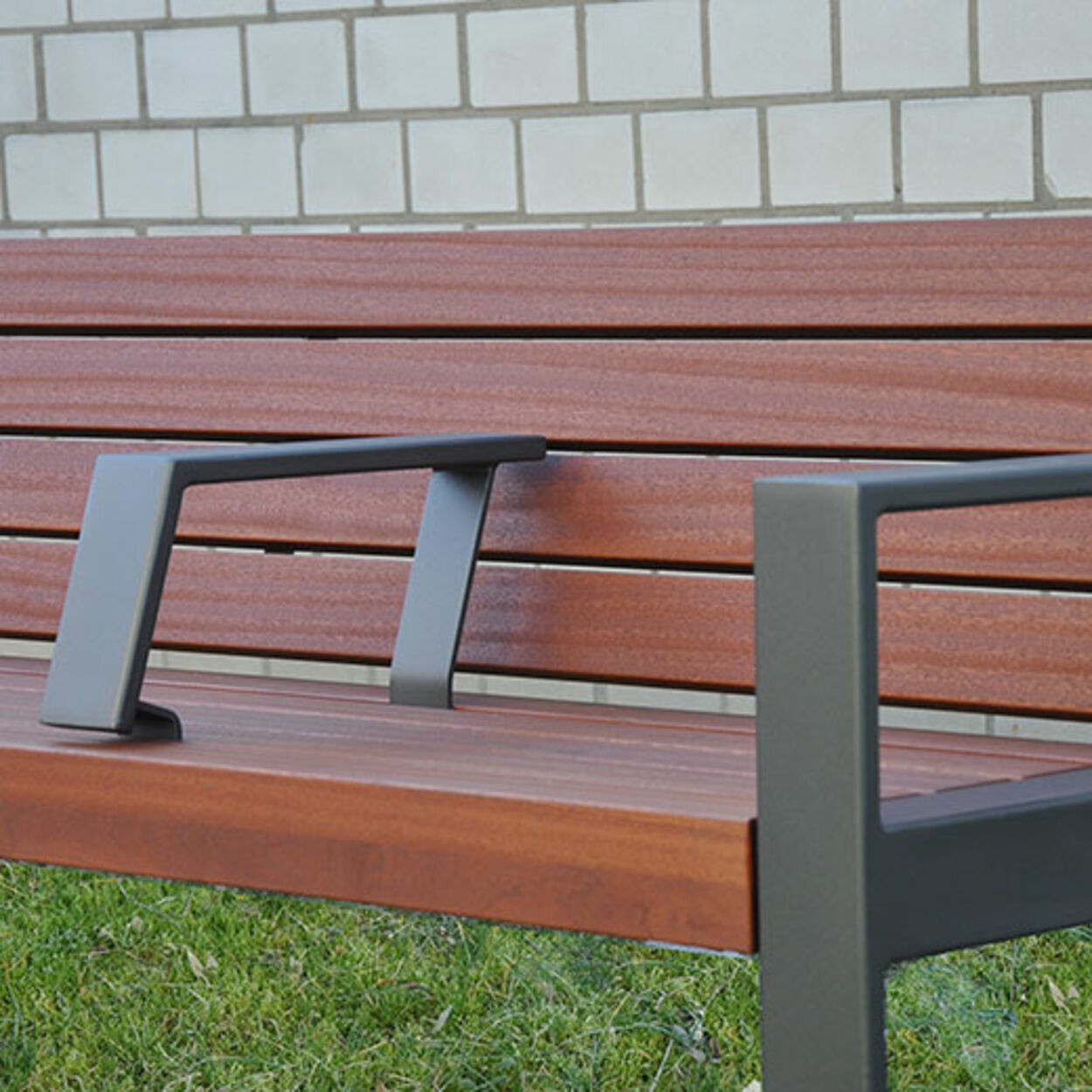 Banc Cubo avec assise en bois