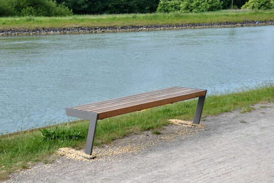 {f:if(condition: '', then: '', else: '{f:if(condition:\'\', then:\'\', else: \'Bench with timber seat base Bench Henne SL with timber seat base\')}')}