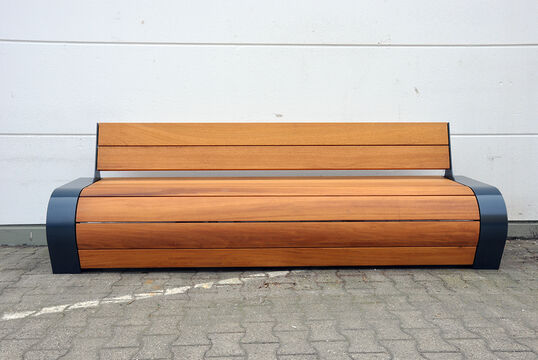 Sitzbank mit Holzauflage Sitzbank mit Holzauflage Beluga