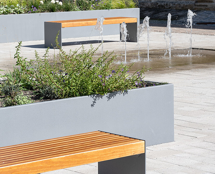 Moderne Sitzmöbel für den neugestalteten Kirchplatz