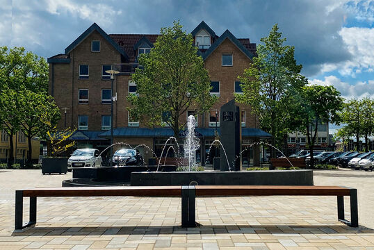 Hövelhof, Hövelmarkt - Hockerbank mit Holzauflage Cubo