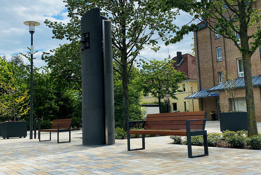 Hövelhof, Hövelmarkt - Hockerbank mit Holzauflage Cubo