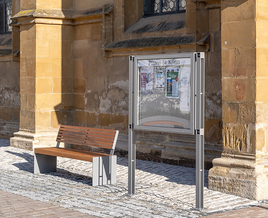 Moderne Sitzmöbel für den neugestalteten Kirchplatz